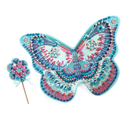 Djeco Feenflügel türkis-pink dekoriert mit Schmucksteinen und Blumenmotiven, dazu Zauberstab