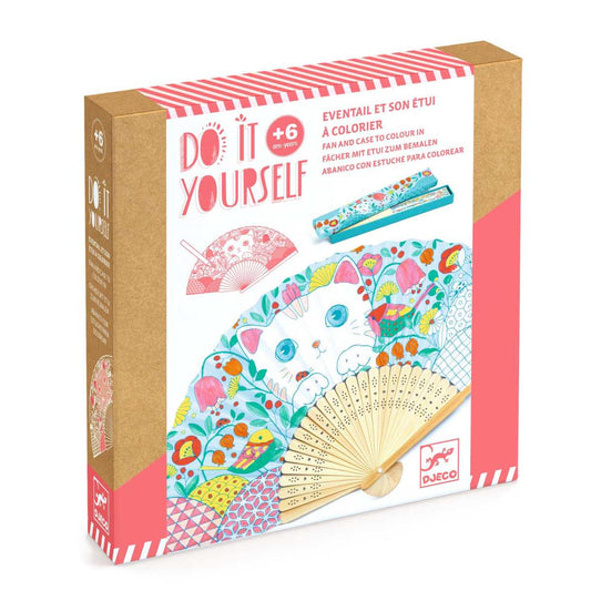 Djeco Do it Yourself Fächer Koneko, Verpackung mit bemalten Fächern und weißer Katze mit bunten Blüten