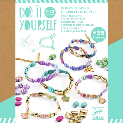 Djeco Papierperlen Set mit mehreren fertigen bunten Armbändern, goldenen Elementen und Perlen arrangiert