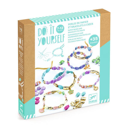 Verpackung des Djeco Perlenbastelsatzes mit bunten gefädelten Armbändern in Violett, Rosa und Türkis