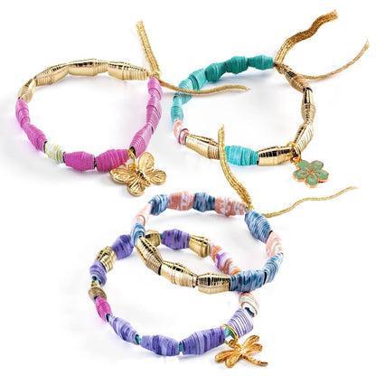 Vier gefädelte Papierperlen-Armbänder in Violett, Rosa, Türkis und Blau mit goldenen Elementen und Charms