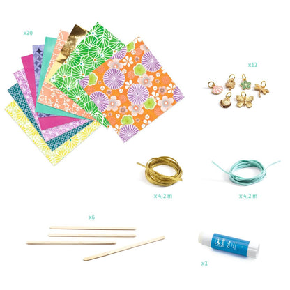 Djeco Papierperlen Set mit bunten Papieren, Holzstäbchen, zwei Schnüren, Charms und Klebstoff