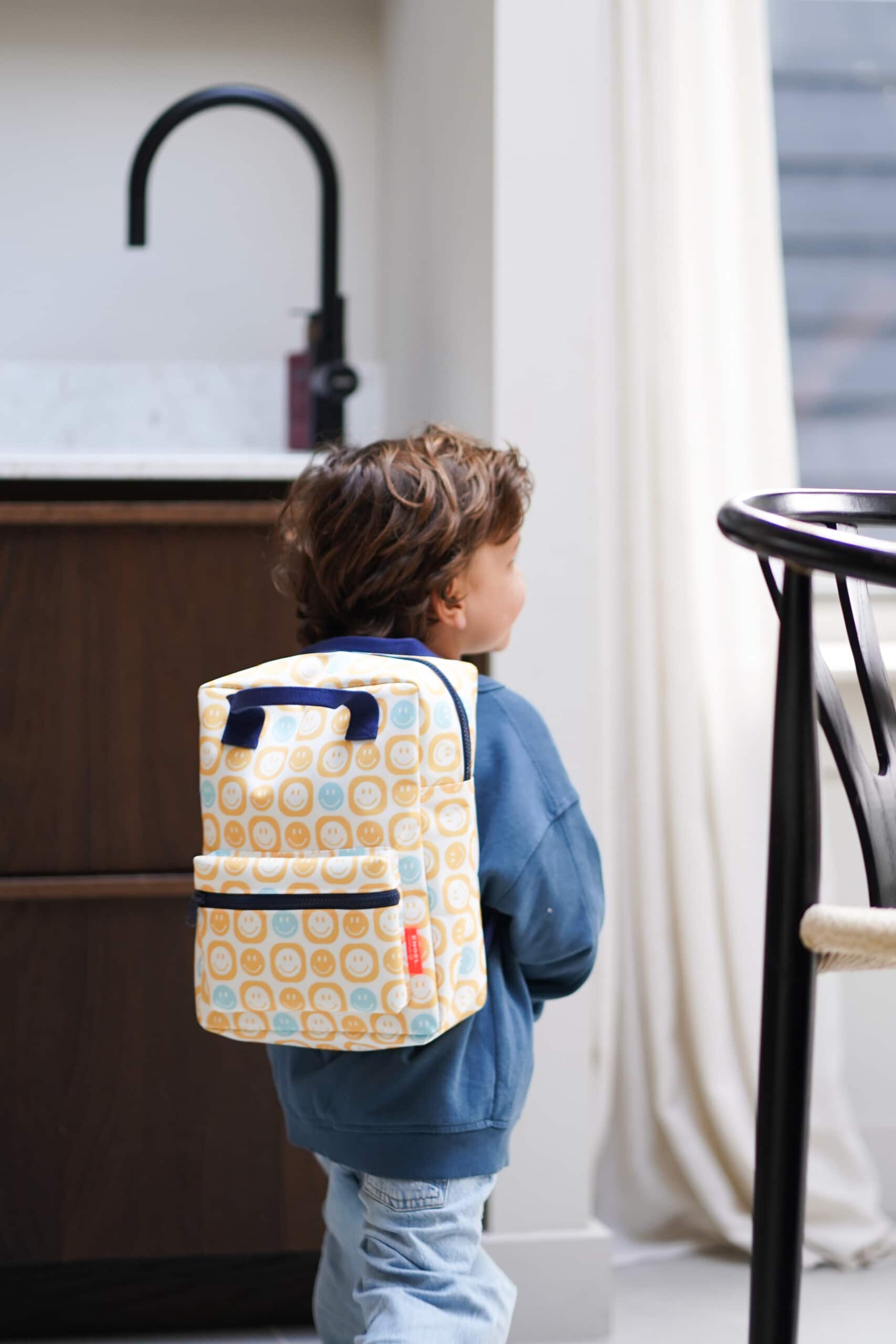 Kinderrucksack Smiley M von Engel mit gelbem Smiley-Gesicht und verstellbaren Trägern