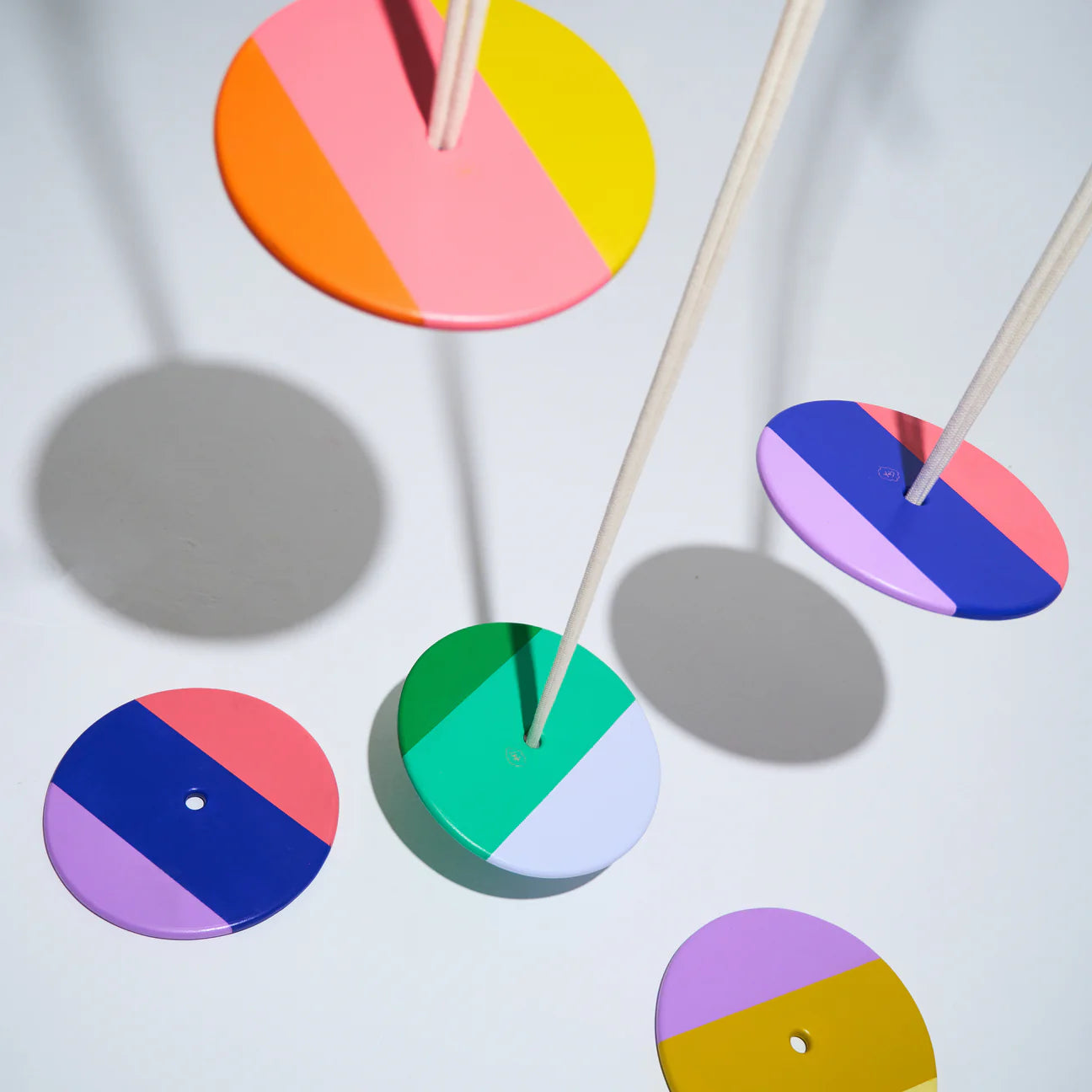 Holzspielzeug Disc Swing von Eperfa in Blau mit runder Scheibe