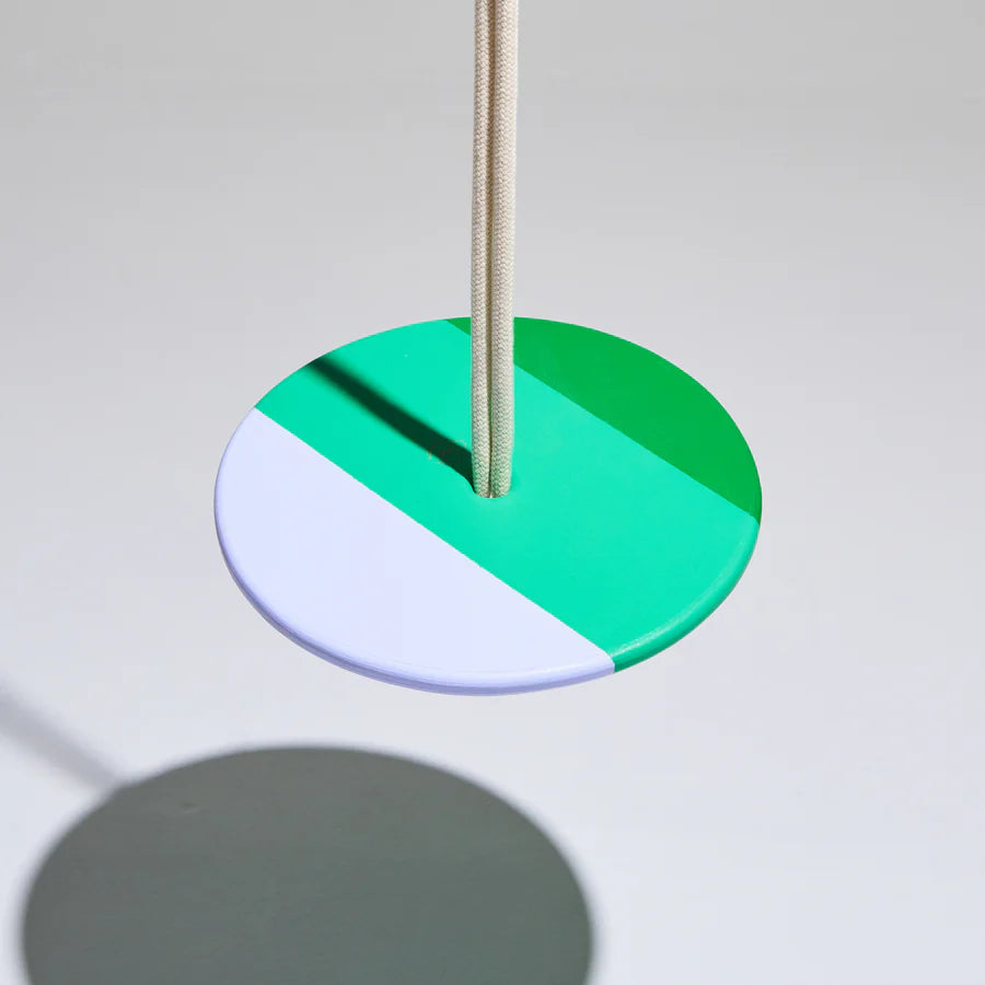 Grüne Disc Swing aus Holz von Eperfa zum Klettern und Schwingen