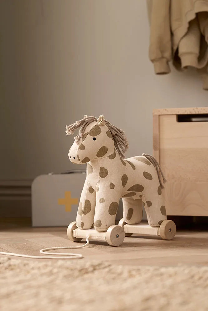 Plüsch-Ziehpferd Dotty von Kids Concept in Pastell mit Rädern