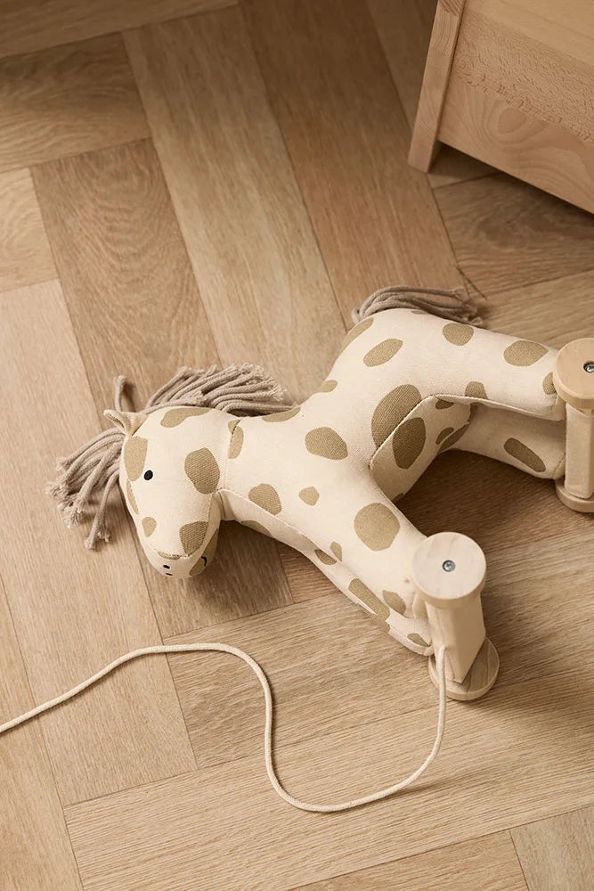 Plüsch-Ziehpferd Dotty von Kids Concept in Pastell mit Rädern