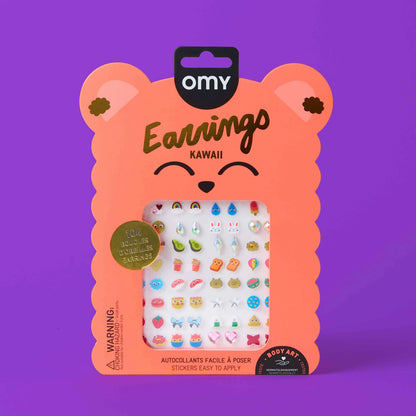 OMY Kawaii Ohrringe, orangefarbener Bärenkopf mit bunten Sticker-Ohrringe auf violettem Hintergrund
