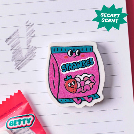 OMY Eraser Buddies Betty, Radierer als rosa Süßigkeitentüte mit Erdbeere und Aufschrift Strawbies auf Notizpapier
