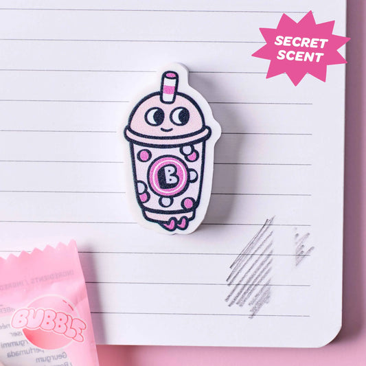 OMY Eraser Buddies Bubble-Tea-Radierer rosa-weiß auf liniertem Notizbuch