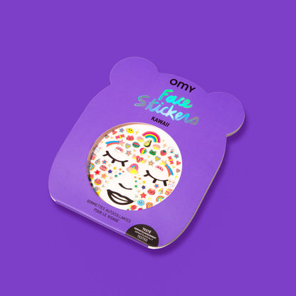 OMY Gesichtssticker Kawaii in Verpackung, lila Bärenkopf-Form mit bunten Stickermotiven auf weißem Kreis und Markenlogo