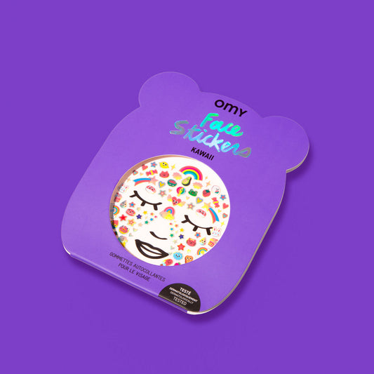 OMY Gesichtssticker Kawaii in Verpackung, lila Bärenkopf-Form mit bunten Stickermotiven auf weißem Kreis und Markenlogo