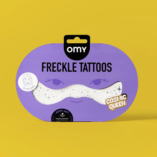 OMY Freckle Tattoos Cosmic Queen Verpackung, lila Karton mit weißem Sommersprossen-Motiv