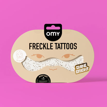 Verpackung OMY Freckle Tattoos Shine Bright mit weißem glitzerndem Sommersprossen-Tattoo auf rosa Grund