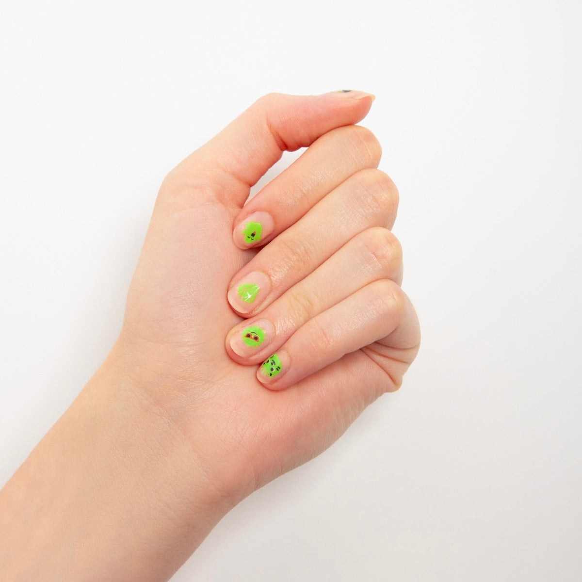 Hand mit OMY Glow Party Nagelstickern in Neongelb und Neongrün mit Stern-Motiven auf allen fünf Fingernägeln