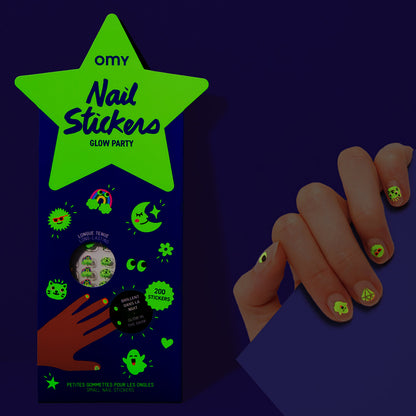 OMY Nagelsticker Glow Party mit neongelben leuchtenden Sternen auf mehreren Fingernägeln