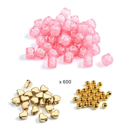 Djeco Schmuck-Bastelset mit goldfarbenen Perlen und Buchstabenperlen zum Fädeln