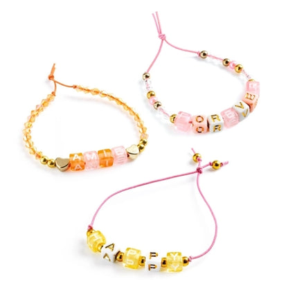 Djeco Schmuck-Bastelset mit goldfarbenen Perlen und Buchstabenperlen zum Fädeln