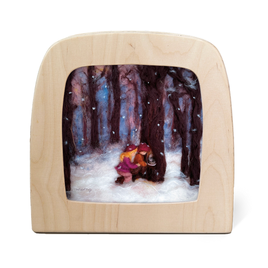 Toverlux Silhouettenlampe mit Holzrahmen, Kind im roten Mantel im Schnee zwischen Winterbäumen