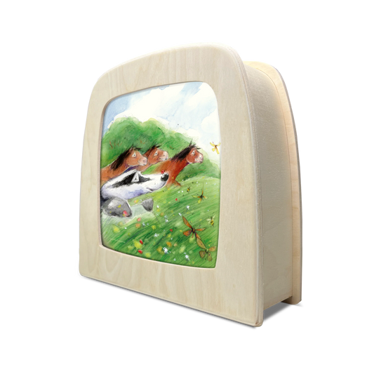 Toverlux Holzlampe mit der Silhouette Wild Run, Pferde und Dachs auf grüner Hügelwiese