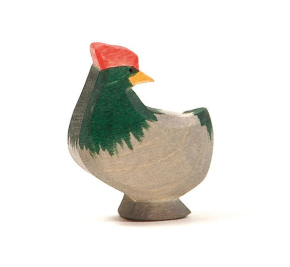 Ostheimer Holzfigur Huhn dunkel gedreht mit rotem Kamm, gelbem Schnabel, dunkelgrünem Hals und grauem Körper