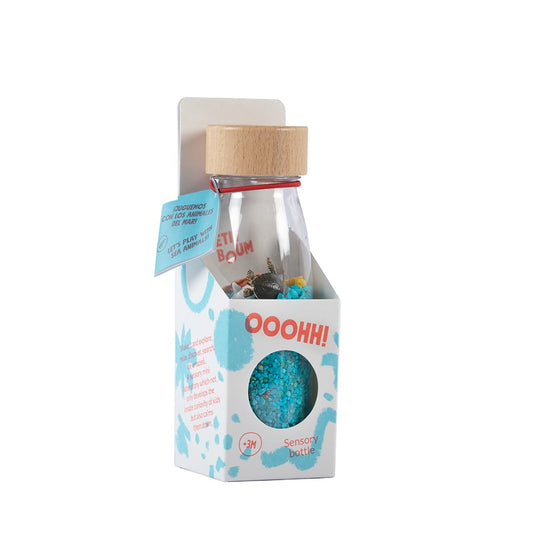 Petit Boum Sensorikflasche Sea mit Holzverschluss und blauem Kartonumschlag, gefüllt mit blauen Perlen