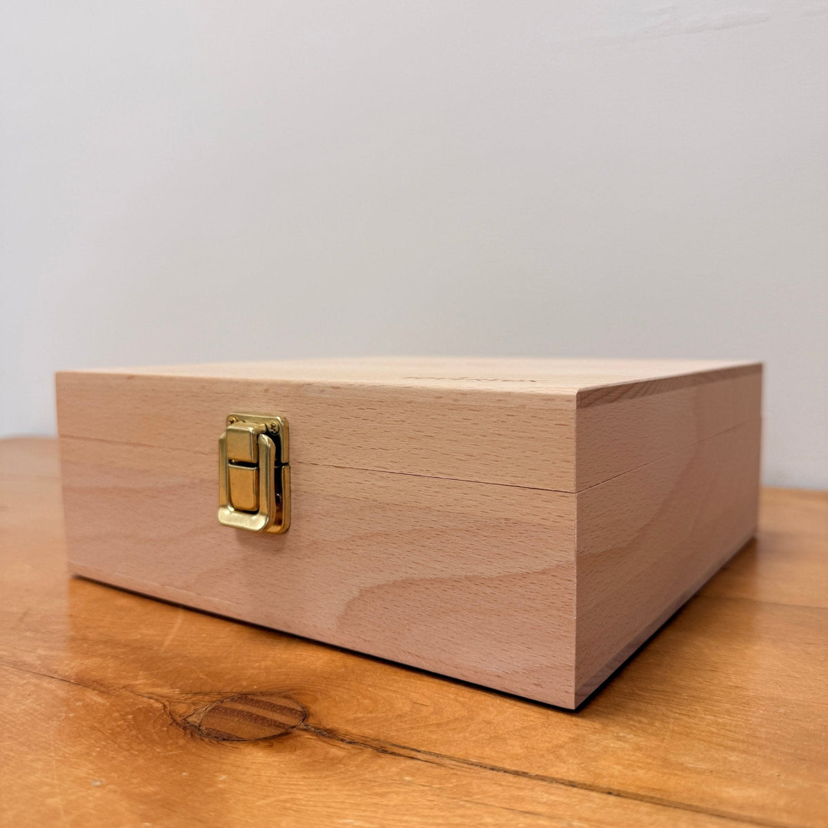 Toverlux Aufbewahrungsbox aus Holz von der Seite, geschlossen, mit goldfarbenem Metallverschluss
