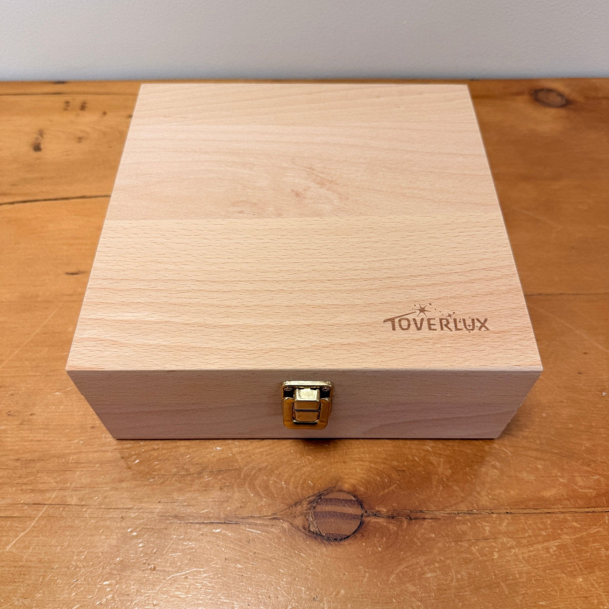Toverlux Aufbewahrungsbox aus Holz von vorn, geschlossen, mit Schriftzug auf dem Deckel und Metallverschluss