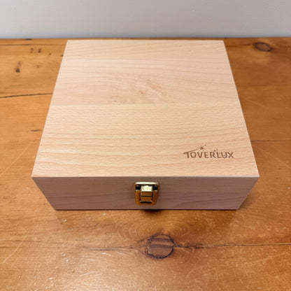 Toverlux Aufbewahrungsbox aus Holz von vorn, geschlossen, mit Schriftzug auf dem Deckel und Metallverschluss