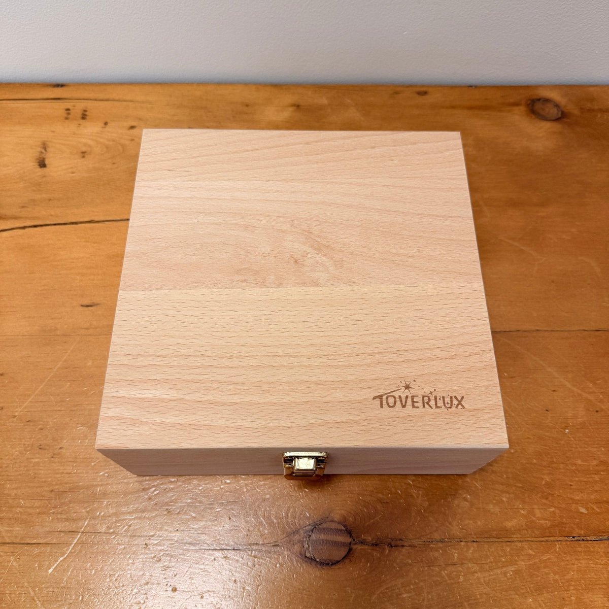 Toverlux Aufbewahrungsbox aus Holz von oben, geschlossen, mit eingeprägtem Toverlux-Schriftzug auf dem Deckel