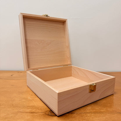 Toverlux Aufbewahrungsbox aus hellem Holz, geöffnet, mit aufgeklapptem Deckel und Metallverschluss