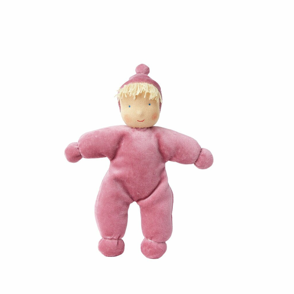 Käthe Kruse Waldorfpuppe LOLO rose: altrosa Nickianzug mit Mütze, helle Ponyfransen, Packshot