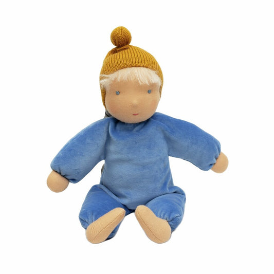 Käthe Kruse Waldorfpuppe NANA wolke: blauer Nickikörper, senfgelbe Strickmütze mit Bommel, helles Haar, Packshot