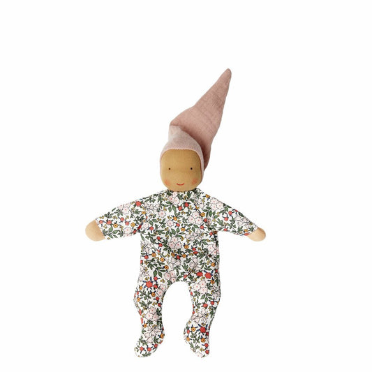 Käthe Kruse Waldorfpuppe NINI Blümchen: Anzug mit Blumenmuster und rosa Zipfelmütze, Packshot