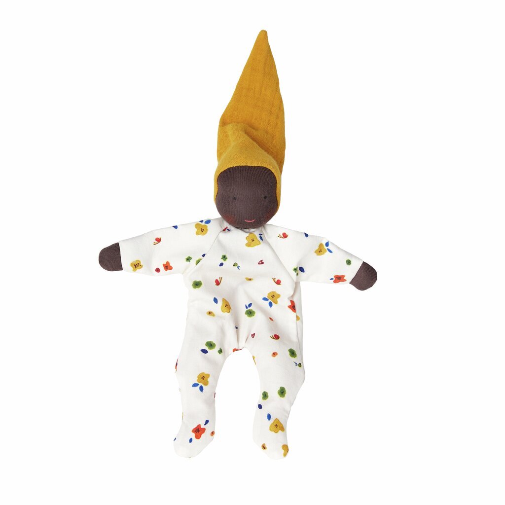Käthe Kruse Waldorfpuppe NINI Sonnenschein: weißer Anzug mit bunten Blümchen, senfgelbe Zipfelmütze, dunkler Hautton