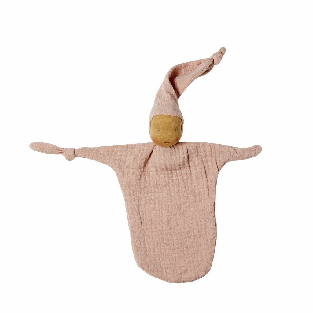Käthe Kruse Waldorfwichtel klein rose aus altrosa Musselin mit Knoten an Händen und Zipfelmütze, Packshot
