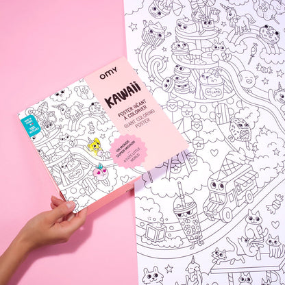 Hand hält OMY Kawaii Riesen-Ausmalposter aufgeklappt mit rosa Verpackung und Ausmalbild mit Kawaii-Motiven