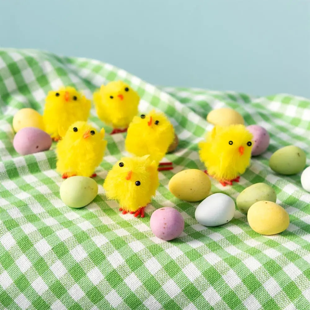 Sechs flauschige Küken in Pastellfarben von Rex London als Federbällchen
