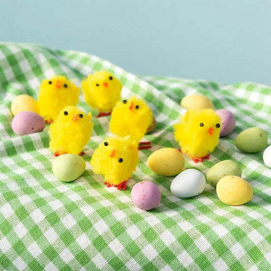Sechs flauschige Küken in Pastellfarben von Rex London als Federbällchen