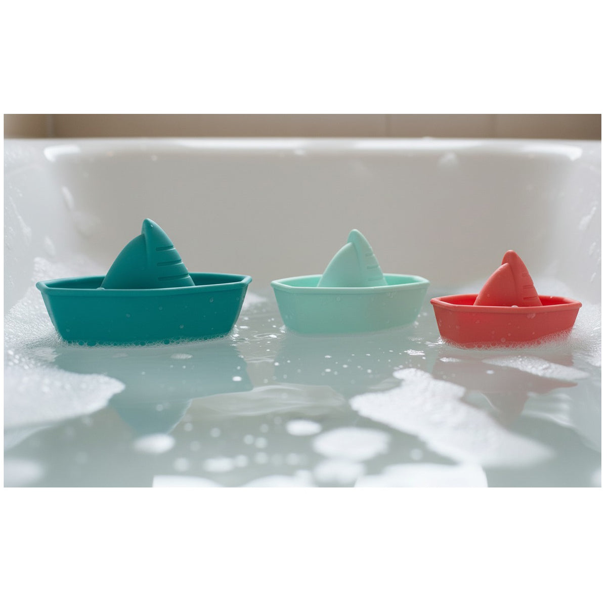 Drei Silikonboote schwimmen in der Badewanne