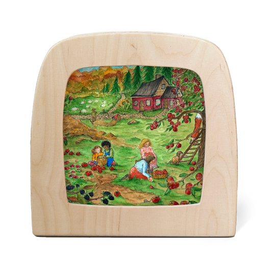 Toverlux Silhouettenlampe mit bemaltem Motiv einer roten Hütte, Kindern und Beerensträuchern, helles Holzgehäuse
