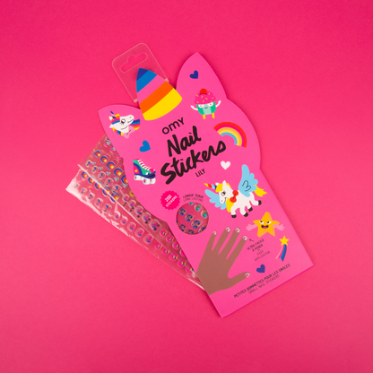 OMY Nagelsticker Lily, pinke Verpackung mit bunten Motiven, Nagelsticker-Blatt und aufgefächerte Stickerbögen daneben