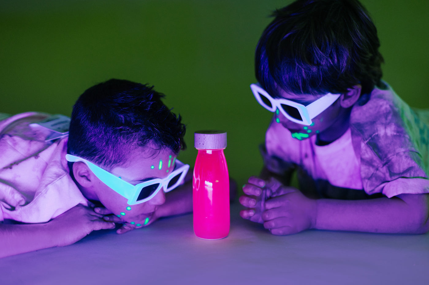 Petit Boum - Sensorikspielzeug Float Bottle - Fluo Pink Bild 5