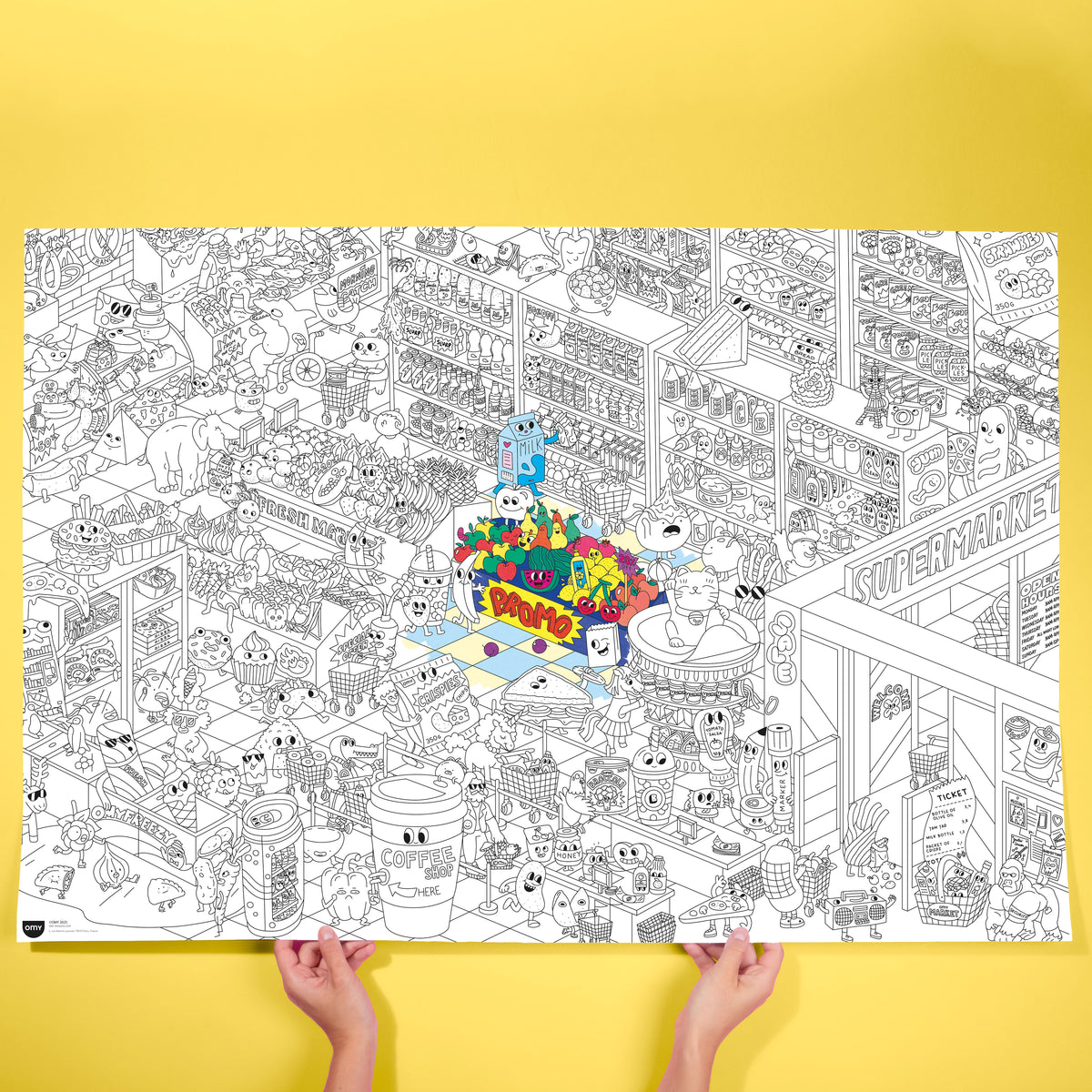OMY Supermarkt-Ausmalposter wird von zwei Händen gehalten, schwarzweißes Wimmelbild mit bunter ausgemalter Einkaufstasche
