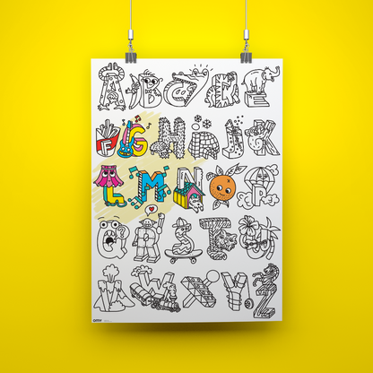 OMY ABC-Riesen-Ausmalposter an gelber Wand aufgehängt, Buchstaben A bis Z mit Tierfiguren zum Ausmalen