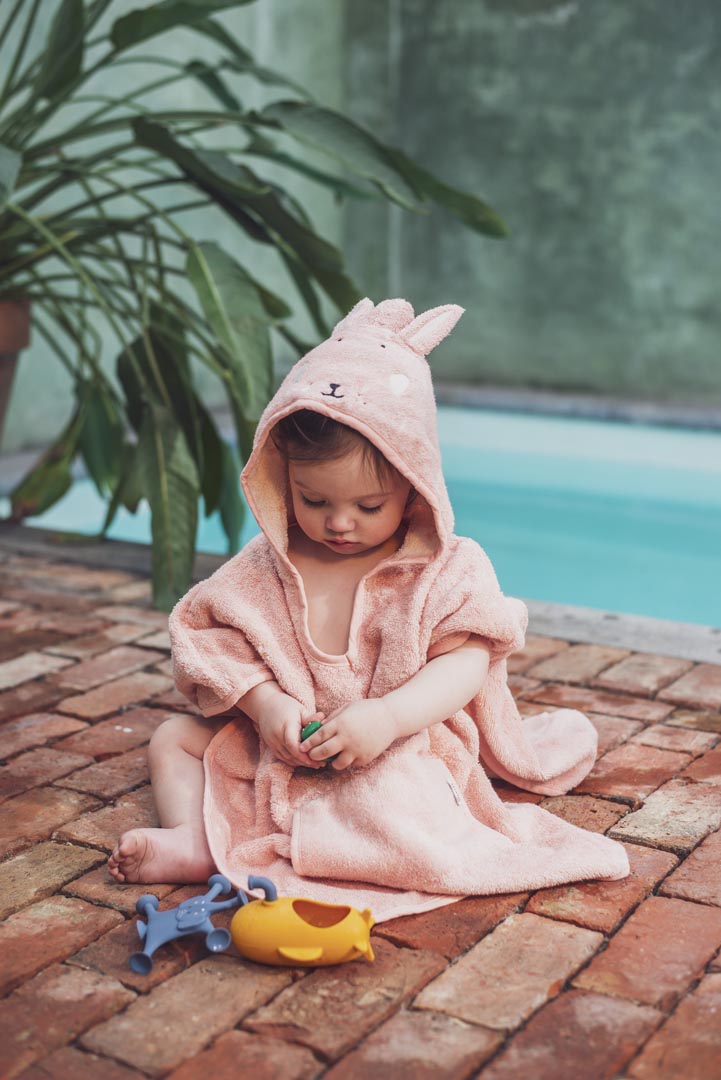 Badeponcho Mrs. Rabbit von Trixie mit Hasen-Motiv in Pastellfarben