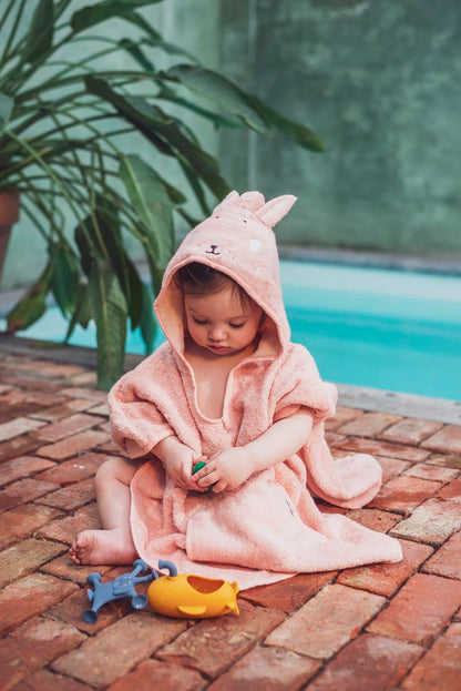 Badeponcho Mrs. Rabbit von Trixie mit Hasen-Motiv in Pastellfarben