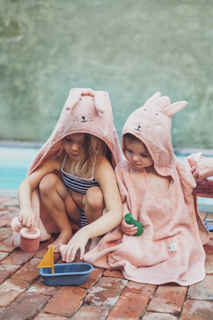 Badeponcho Mrs. Rabbit von Trixie mit Hasen-Motiv in Pastellfarben