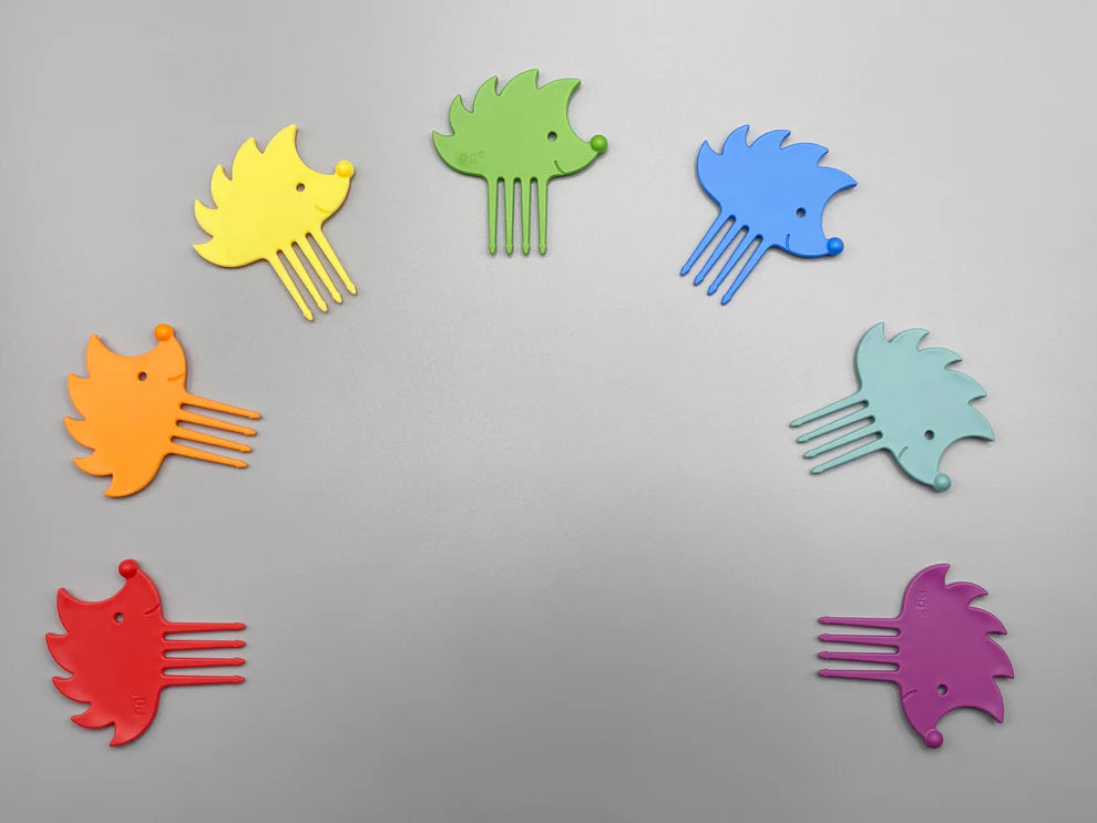 Sieben Igel-Pieksis pieksi und griffel in Regenbogenfarben Lila, Blau, Türkis, Grün, Gelb, Orange und Rot
