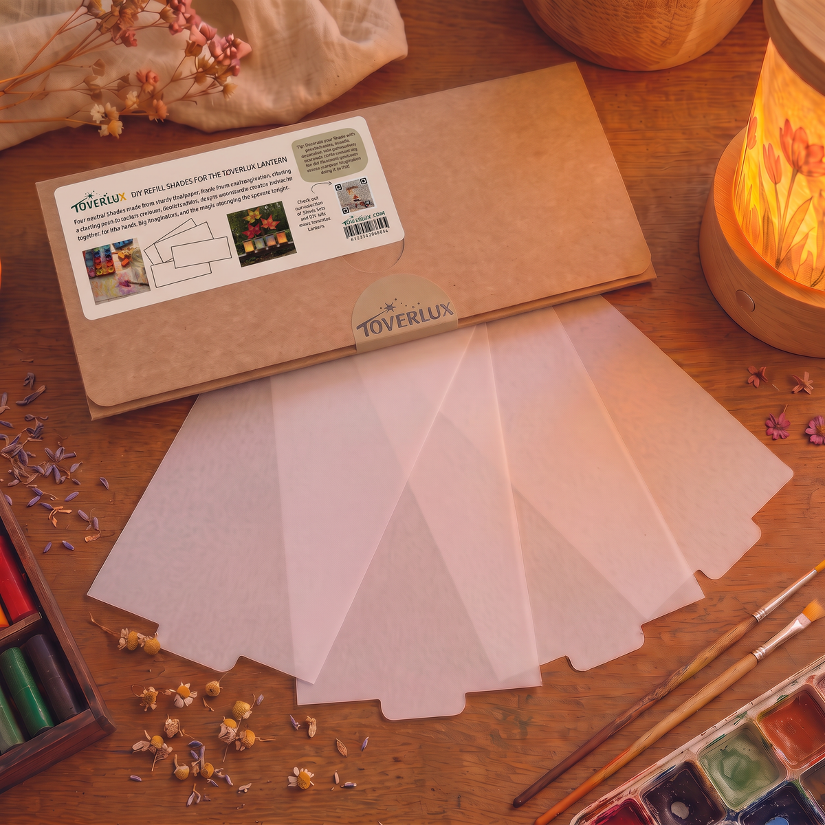Toverlux DIY Nachfüll-Shades Neutral: vier unbedruckte Papierschirme vor der Verpackung, daneben Farben und Pinsel